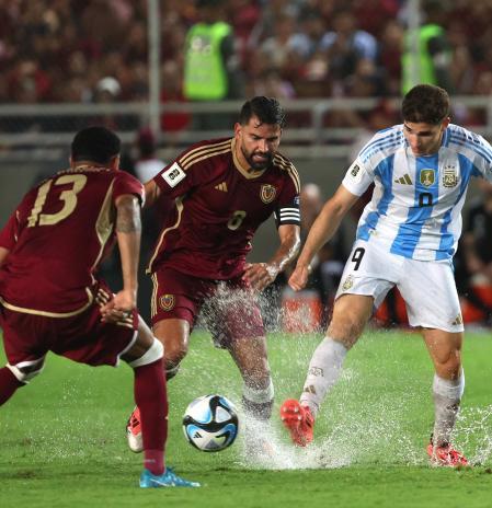 Los argentinos del Atlético se cargaron de minutos bajo la lluvia