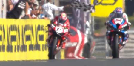Bulega y Razgatlioglu emulan la batalla entre Toni Elías y Valentino Rossi en Estoril y logran un récord histórico