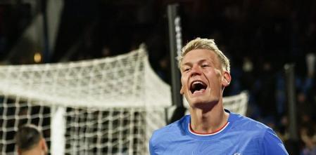 Orri Oskarsson afina puntería con Islandia: golazo ante Turquía