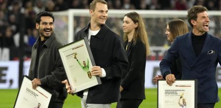 Müller, Neuer y Gündogan, homenajeados en ausencia de Kroos