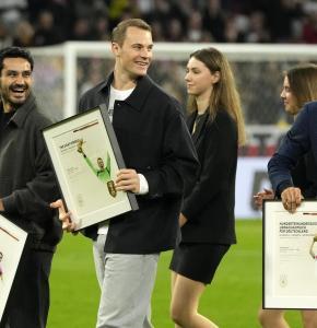 Müller, Neuer y Gündogan, homenajeados en ausencia de Kroos